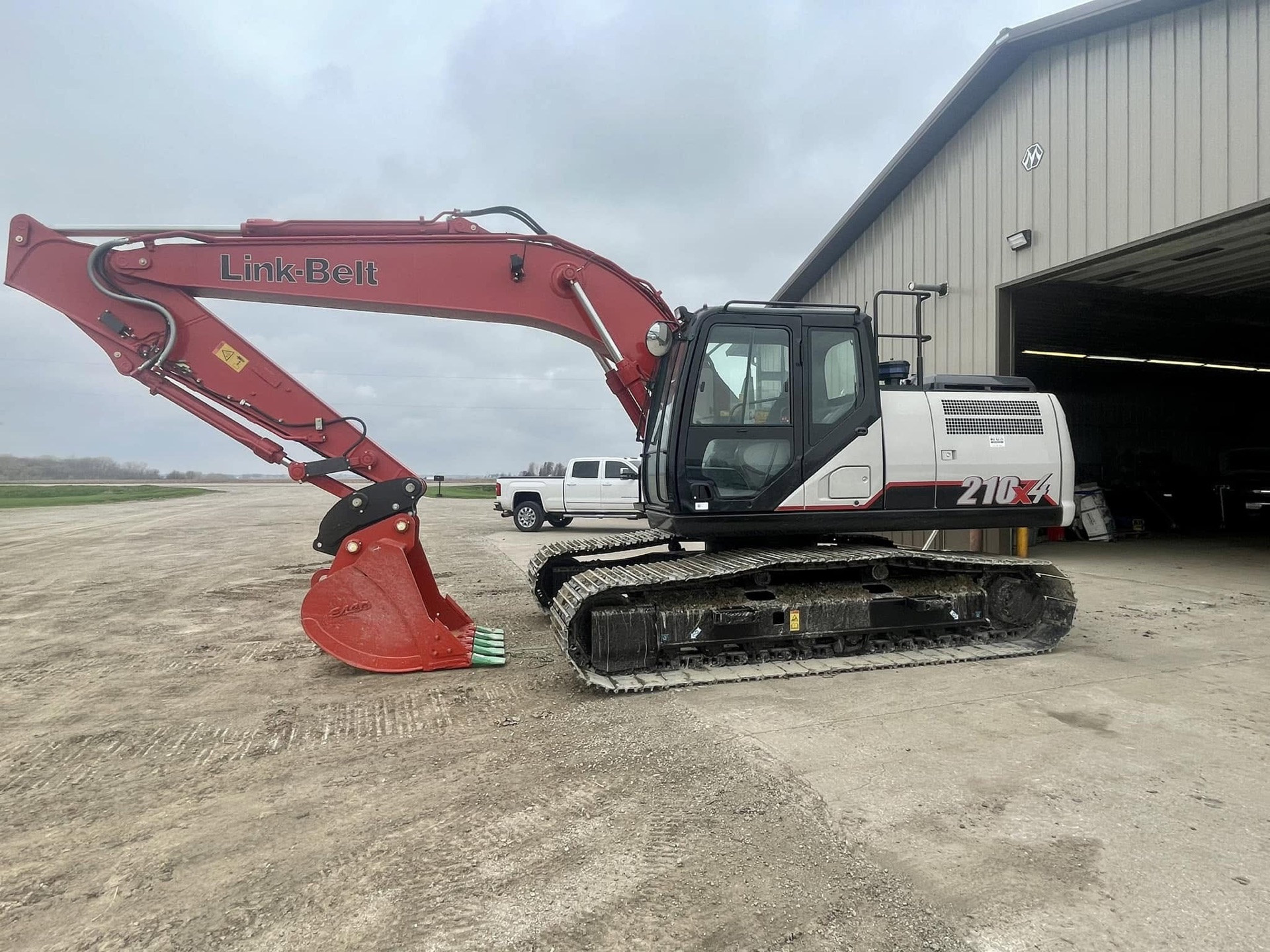 Link-Belt excavator used by Ricken Excavating and Drainage LLC in Melbourne, IA Link-Belt excavator used by Ricken Excavating and Drainage LLC in Melbourne, IA